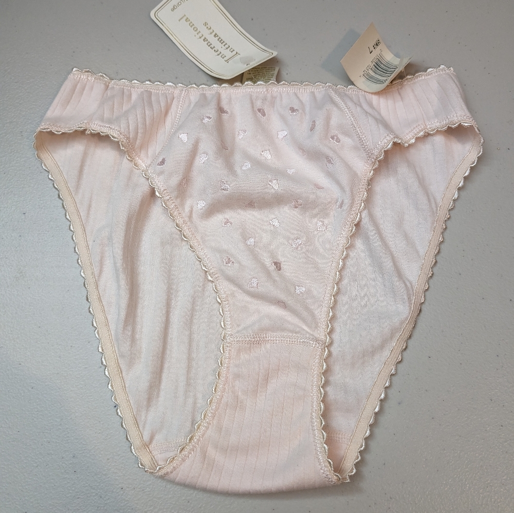 VINTAGE NWT. WOMEN'S INTERNATIONAL INTIMATES PANTY. Size 7, large